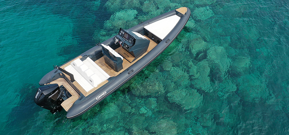 Diverib 780 — aerial exterior view in clear water